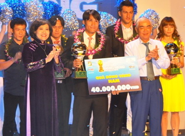 Quoc Anh and Kieu Trinh receive Golden Ball 2012